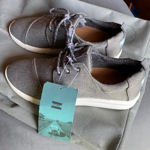 TOMS women’s size 7 canvas sneakers